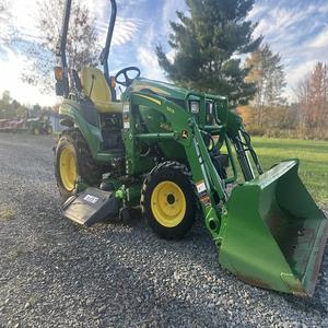 Compre el Tractor John Deere 2025R en Venta con Cargador de Acoplamiento Rápido y Cucharón Disponible a Precio Económico. Compre John Deere 2025R - Product Image 6