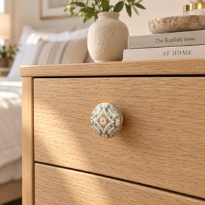 Poignée de tiroir décorative ronde en céramique bleue, blanche et dorée SHUBHAM, fabriquée à la main, pour meubles, armoires et commodes - Product Image 5