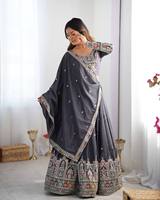 Ensemble Lehenga en soie crêpe Garba Grace, Lehenga Choli brodé Royal Raas, Lehenga festif orné de Dori et de paillettes, avec un envergure de 3 mètres.