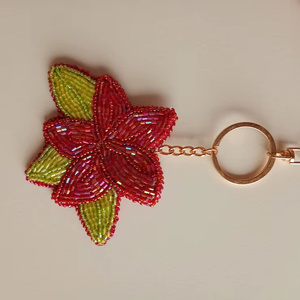 Porte-clés artisanal à 3 brins avec breloques perlées assorties (petite taille) - Product Image 1
