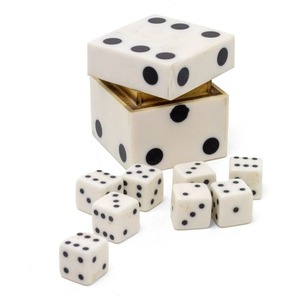 Ensemble de dés en résine faits à la main avec boîte à dés, pièces de jeu de collection artistiques, motif circulaire blanc et noir, artisanat de moulage, boîte de rangement noire - Product Image 1