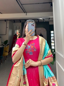 Ensemble traditionnel indien pakistanais pour femmes, robe Anarkali en soie jacquard avec châle, tenue de mariage brodée de fleurs - Product Image 2