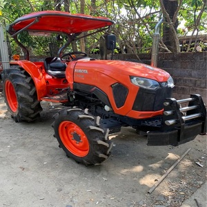 Tracteur Kubota L5018, machine agricole miniature fiable pour l'agriculture, l'aménagement paysager, la tonte, le chargement et le déneigement. - Product Image 3