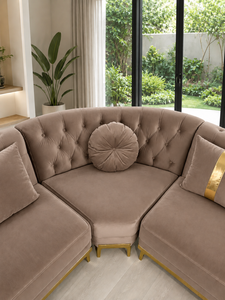 Sofá Seccional Chesterfield de Lujo en Tela Tapizada Color Taupe con Otomana para Sala de Estar, Sofá de Fabricante - Product Image 4