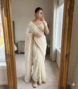 Sari en satin avec dentelle miroir et travail de sequins, blouse complète pour mariage, tenue traditionnelle indienne - Product Image 1
