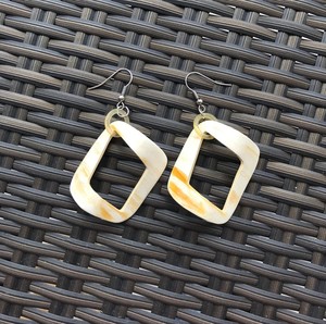 Modernos Pendientes Colgantes Rectangulares de Cuerno de Búfalo TIMELESS CRAFT, Hechos a Mano con Acabado Natural, Joyería Artesanal para Mujer - Product Image 1