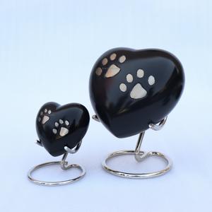 Urnas de Latón de Alta Calidad para Cenizas de Mascotas, Urnas de Cremación con Grabado de Corazón, Urna de Latón y Estaño con Forma de Corazón Hecha a Mano - Product Image 2