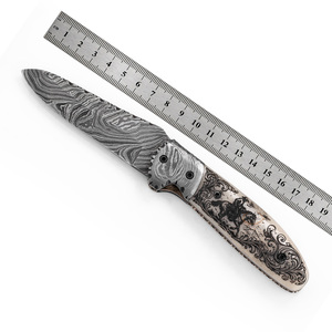 Couteau pliant personnalisé en acier Damas de qualité industrielle avec bouton de pouce, manche en os de chameau gravé au laser, motif Celtic Hound - Product Image 2
