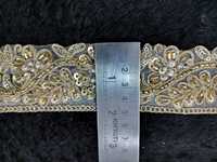 Bordure en dentelle florale brodée de luxe avec fausses perles, paillettes, perles de verre et fil métallique sur organza transparent