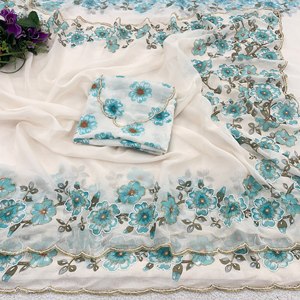 Sari de organza suave y pesada con estampado floral, bordado a mano con cuentas y katdana, y blusa a juego con estampado floral. - Product Image 4