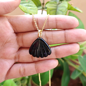 Nouveauté : Collier plaqué or avec pendentif coquillage sculpté à la main en onyx noir et zircon blanc incrusté, bijoux en gros - Product Image 6