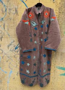 Veste Kimono Longue en Velours Marron Brodé Suzani Fait Main Indien, Style Vintage, Motifs Sacré-Cœur, Mauvais Œil et PAIX, Vente en Gros - Product Image 5