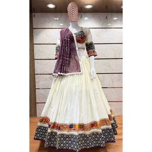 Lehenga Choli de Seda Romana Pura con Encaje de Estilo Vintage y Dupatta con Estampado Bandani en Chifón, Ropa Festiva para Mujer - Product Image 1