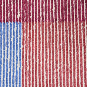 Alfombra de Lana Gruesa Tejida a Mano en Azul Índigo y Rojo, Alfombra Moderna con Borde Desgastado, Ecológica y Antideslizante para Sala de Estar - Product Image 3