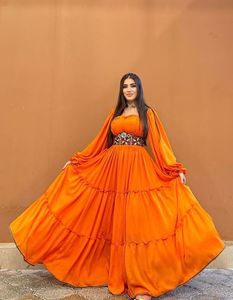 Robes de mariée modernes de haute qualité pour femmes, grandes tailles, manches longues, longueur genou, coupe trapèze, avec appliques en dentelle et volants, couleurs vives, vente en gros - Product Image 6