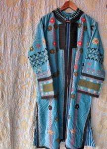 Manteau long en velours bleu clair fait main sur mesure, avec des motifs floraux rouges et verts et des formes géométriques gris foncé - Product Image 4