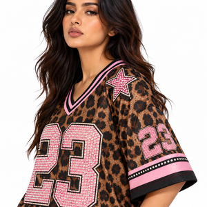 T-shirt surdimensionné en maille pour femme, imprimé léopard, avec strass, numéro personnalisé, étoile rose, style streetwear, OEM ODM - Product Image 3