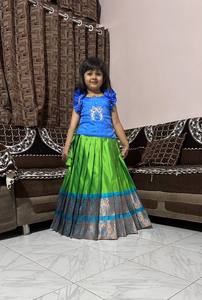 Présentation des dernières collections exclusives de vêtements pour enfants en soie pure jacquard tissée Zari, coupe ajustée traditionnelle, fabriquées par des designers. - Product Image 5