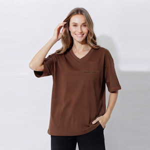 เสื้อยืดคอวีโอเวอร์ไซส์ผ้าฝ้าย 100% สำหรับผู้หญิง ปักโลโก้ตามสั่ง แขนสั้น ทรงหลวม ระบายอากาศได้ดี แห้งเร็ว เป็นมิตรกับสิ่งแวดล้อม - Product Image 1