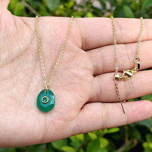 Collier statement léger plaqué or avec pendentif en onyx vert en forme d'œuf et pierres CZ émeraude, pour homme et femme. - Product Image 2