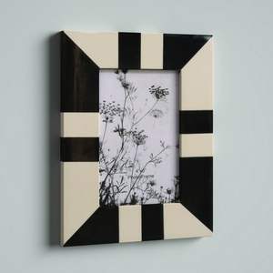 Cadre photo en résine ondulée blanc mat, fait main, à suspendre, orientation verticale - Product Image 6