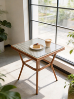 Juego de Mesa de Comedor para Exterior XY, de Madera Maciza Resistente, con Cubierta de Ratán Tejido y Patas Cruzadas, Estilo Bistro