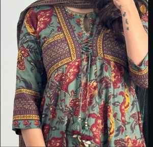 Traje Anarkali de Algodón Puro con Estampado Floral, Combinado con Pantalón y Dupatta, Anarkali de Algodón con Estampado Floral y Detalles de Borlas - Product Image 3