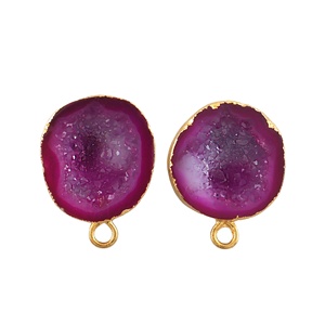 Pendientes de tuerca de ágata drusa rosa, chapados en oro, con cristal en rodajas, hechos a mano, joyería de drusa rosa teñida - Product Image 1