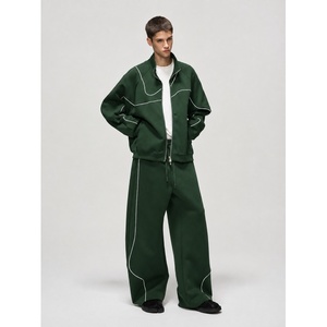 Survêtement en molleton vert pour homme avec veste zippée à coutures blanches et pantalon ample, tenue décontractée pour l'automne - Product Image 1