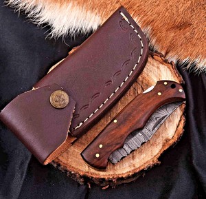 มีดพับเหล็กดามัสกัสพร้อมตัวล็อคด้านหลัง ด้ามไม้พะยูง ซองใส่แบบพกพาแนวตั้ง มีดพกพา EDC สำหรับล่าสัตว์ ตั้งแคมป์ ผลิตตามสั่ง OEM - Product Image 5