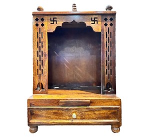Chapelle de prière traditionnelle en bois avec sculpture de swastika |   Pooja Ghar de table avec plateau coulissant |   Vente en gros B2B Inde - Product Image 1