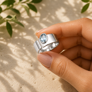 Bague de fiançailles pour femme en argent sterling 925 avec topaze bleu ciel - Pierre ovale sertie sur un anneau poli par Emrusa Jewellers - Product Image 4