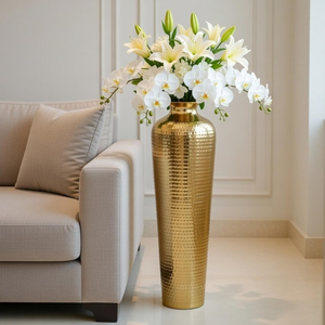 Vase de sol artisanal en métal doré avec texture martelée, décoration florale pour espaces de vie de luxe - Product Image 4