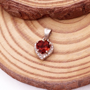 Pendentif en argent sterling 925 massif avec grenat rouge naturel en forme de cœur et halo de diamants sertis à griffes, bijoux fins Memoria Jewels, vente en gros - Product Image 3