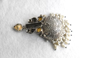 Pendientes Jhumka de Kundan plateados en plata oxidada con perlas, de latón, estilo étnico tradicional, joyería de boda para mujer. - Product Image 4