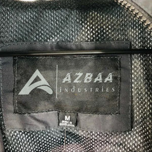 เสื้อแจ็คเก็ตกันลมแบบมีฮู้ด คอตั้ง เคลือบกันน้ำ พิมพ์ลายตัวอักษรสีดำหลากสีทั่วตัว สำหรับผู้ชาย - Product Image 4