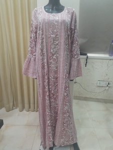 อาบายะห์พิมพ์ลายเพสลีย์สไตล์โบฮีเมียนสุดหรูแบบดูไบ ประดับด้วยผ้าชิมเมอร์สีเงิน - Product Image 4