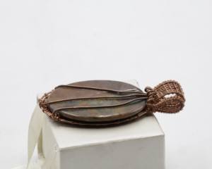 Colgante ovalado de jaspe envuelto en alambre de cobre |   Colgante Hecho a Mano con Piedra Preciosa de Jaspe Natural |   Joyería de Cristales Curativos, Talla Única - Product Image 3