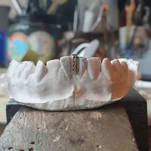 Grillz dentaire blanc avec diamants taille baguette sertis en canal, style hip-hop unisexe, bijoux corporels pour usage quotidien - Product Image 3