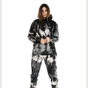 ชุดเซ็ตแทรคสูทลำลอง 2 ชิ้น ผ้าวอช สำหรับผู้หญิงและผู้ชาย เหมาะสำหรับฤดูหนาว มีฮู้ดดี้และกางเกงขาสั้น - Product Image 2