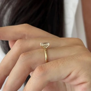 Anillo de Compromiso y Boda Solitario con Diamante Cultivado en Laboratorio, Corte Esmeralda, Diseño Elegante, Oro Amarillo de 18k, Ajuste Perfecto, Moderno, Certificado IGI - Product Image 4