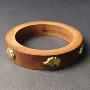 กำไลไม้แกะสลักสไตล์วินเทจพร้อมจี้ช้างทองเหลืองชุบทอง - เครื่องประดับที่ได้แรงบันดาลใจจากซาฟารีแอฟริกัน - แบบดั้งเดิม - Product Image 4