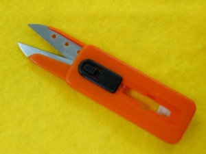 Coupe-fil DK-871 4 pouces |   Ciseaux à broder avec manche en plastique orange, lame en acier inoxydable, ciseaux de tailleur - Product Image 1