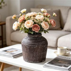 Vase en fer de luxe personnalisé, récipient floral en métal texturé, vase centre de table rétro fait main, fournisseur B2B, décoration intérieure et accent de maison - Product Image 1