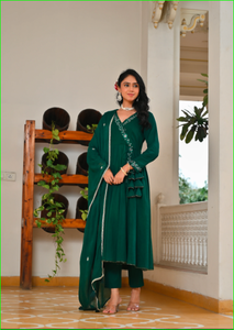 Conjunto de Kurta y Dupatta Mul Angrakha en Verde Botella - Product Image 4