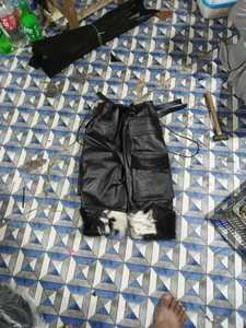 Shorts en cuir de luxe souple pour homme, taille mi-haute, tissés, multi-poches, longueur genou, style utilitaire, avec lettrage, artisanat en cuir de qualité supérieure - Product Image 2