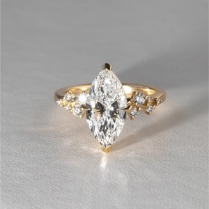 Bague en or jaune 14 carats avec diamant de laboratoire taille marquise 2,50 carats et pierres latérales en grappe – Vente en gros - Product Image 1