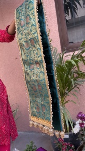 Eleva tu decoración festiva con este exquisito camino de mesa de brocado hecho a mano con un encanto real para espacios de pujas y configuraciones de chowki. - Product Image 2