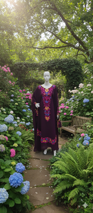 Caftán Etéreo de Amatista: Obra Maestra Floral Bordada a Mano, Sumergida en un Jardín Secreto. Sofisticación Pura para Cada Musa. - Product Image 3