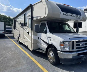 Autocaravanes de luxe Coachmen LEPRECHAUN 319MB d'occasion 2023 2024 2025 - Product Image 2